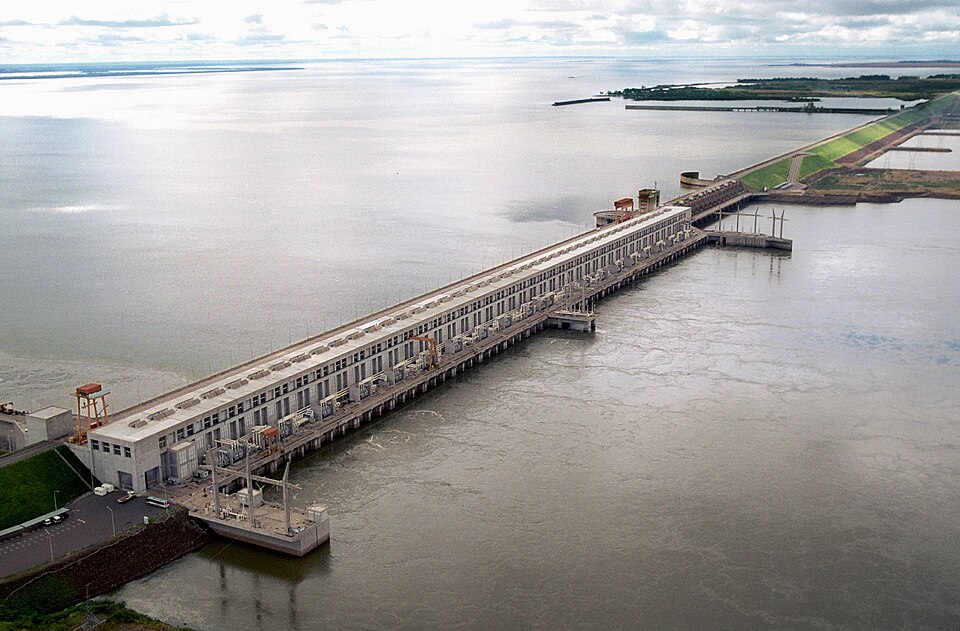 Vista aérea de la represa Yacyretá sobre el río Paraná